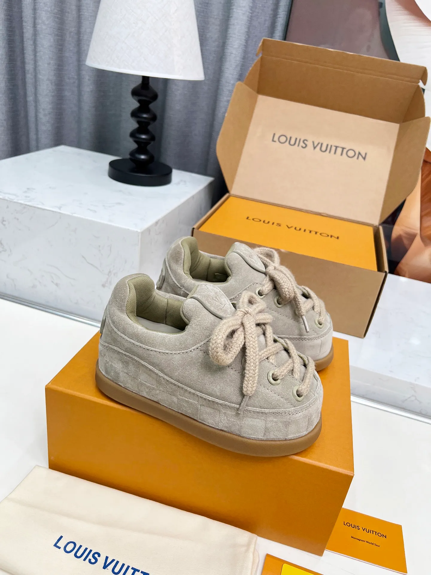 [L Family] P: 740💰 Couple model, size: women 35-41 (customized at 41 for women), 39-46 for men (customized at 45.46) The 2025 iteration of this Time Out sneaker, couple model, LV co-branded nigo, donkey brand, Louis Vuitton, ugly, cute😍Many Internet celebrities have shown off their feet, a classic and versatile item. Fabric: Imported high mercerized cow suede. Lining: high-grade elastic mesh, outsole: original molded outsole, palm print rubber outsole with hidden L letter and Monongram flower.